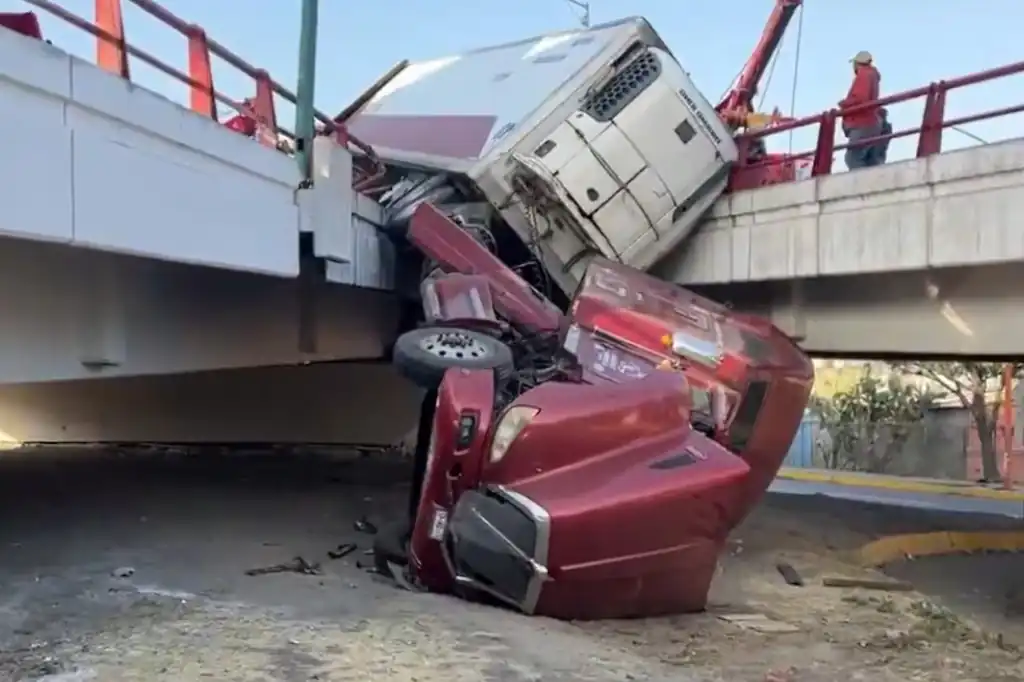 Tráiler cae de puente en Tlalnepantla y provoca caos vial