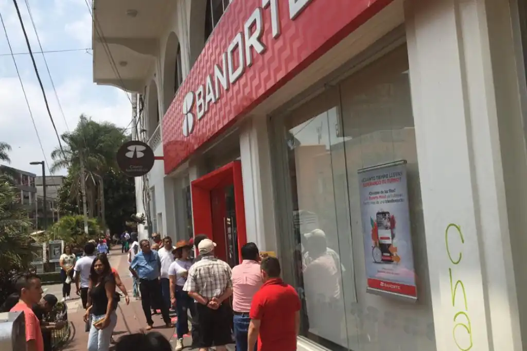 Hombre destroza fachada de sucursal Banorte en Xalapa