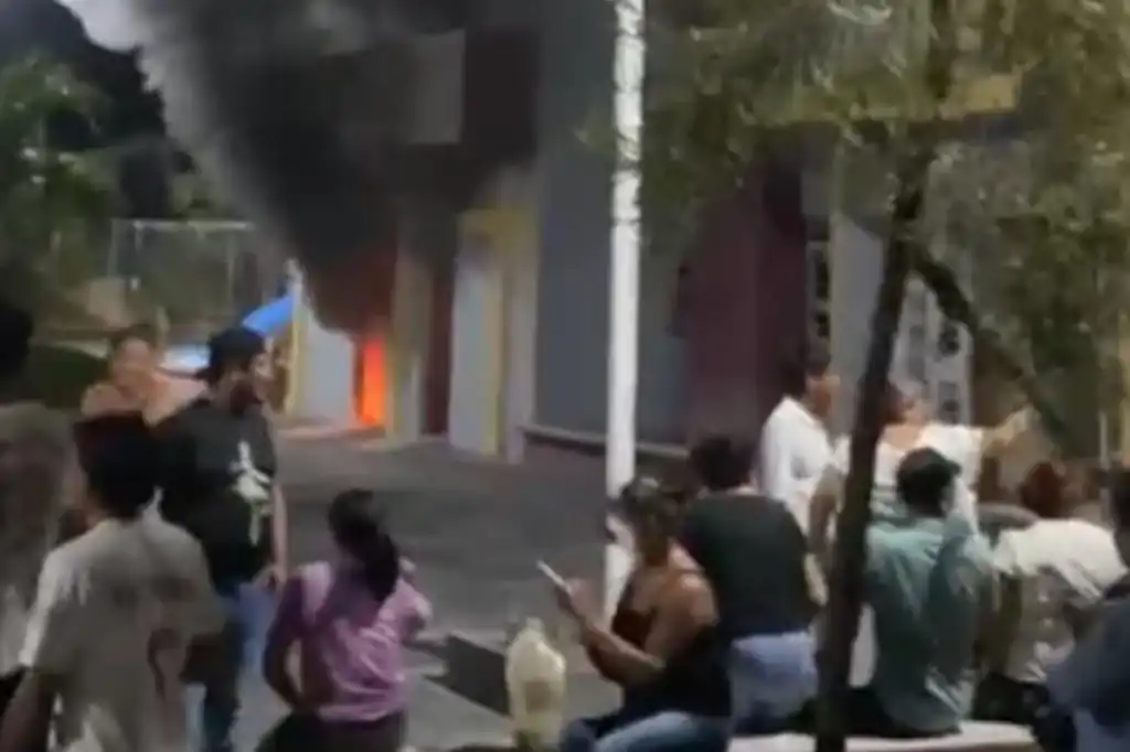 Estalla violencia en Tuxtilla, Veracruz: queman Palacio Municipal por inconformidad electoral