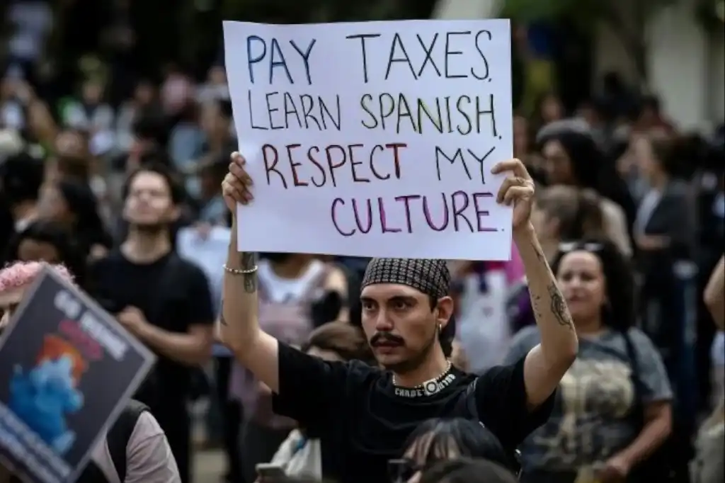 EU aprovecha protesta en CDMX para promover autodeportación; Sheinbaum condena xenofobia