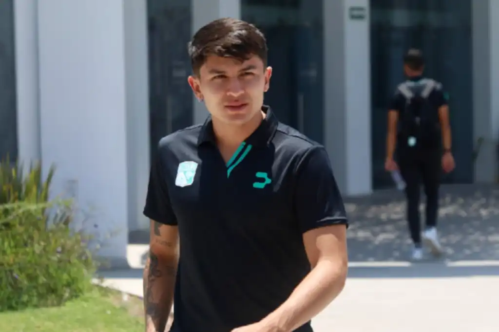 Iván Moreno conmueve con noble gesto: regala playera del León a niño durante firma de autógrafos