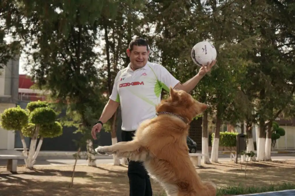 Alejandro Armenta sorprende durante su conferencia matutina al presentar a su mascota ‘Tomy’