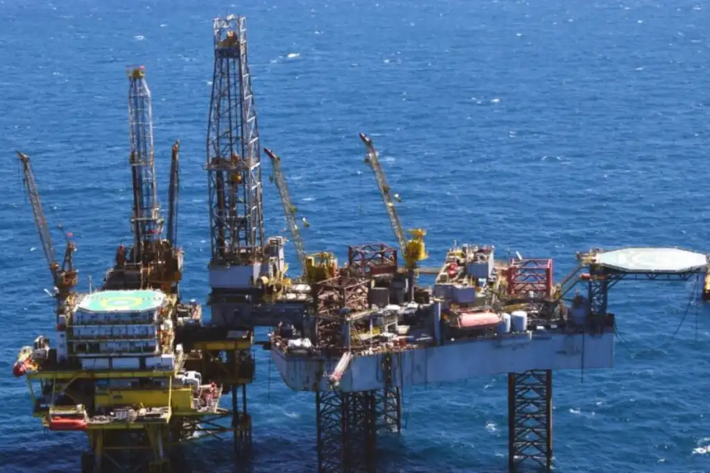 Piratas roban 50 equipos de respiración en plataforma Akal-R de Pemex