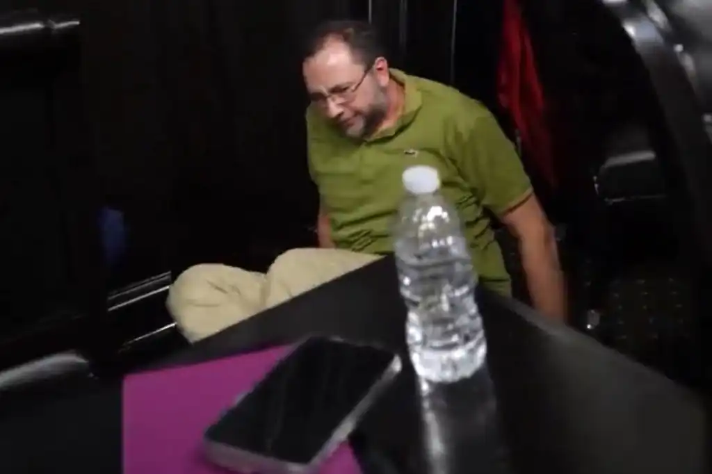 Emiliano González, el colaborador de Noroña que terminó lesionado tras la pelea con ‘Alito’ Moreno en el Senado