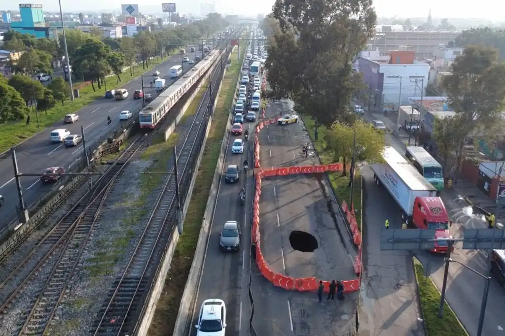Socavones e inundaciones convierten a la Calzada Ignacio Zaragoza en un riesgo para automovilistas