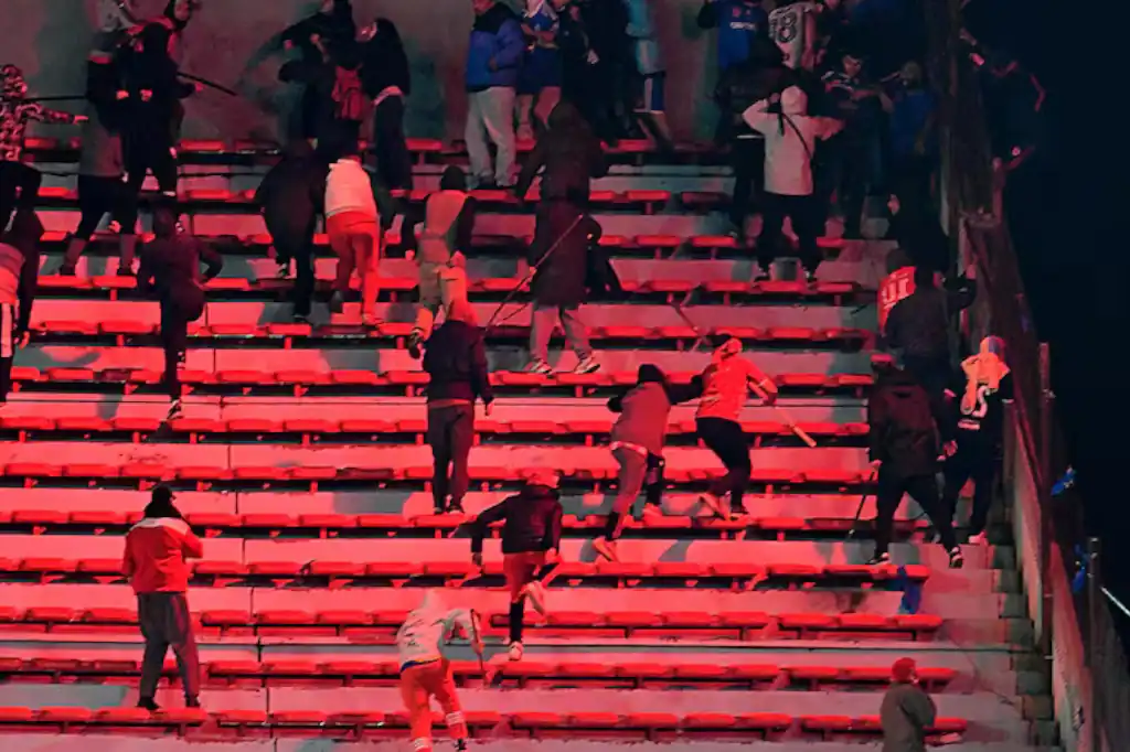 Violencia marca el partido entre Independiente y Universidad de Chile