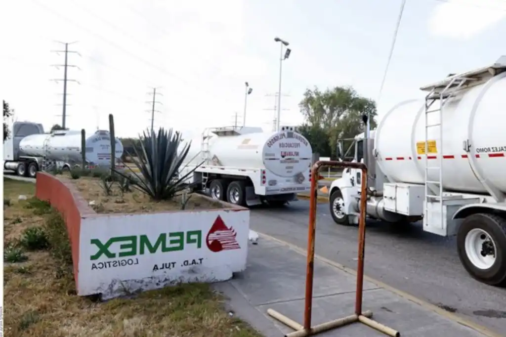 Sheinbaum descarta desabasto de gasolina; atribuye problema a retrasos en transporte