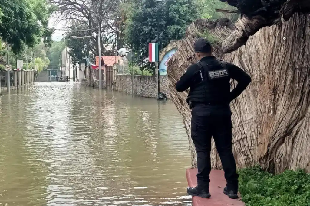 Inundación afecta centro histórico de Tequisquiapan