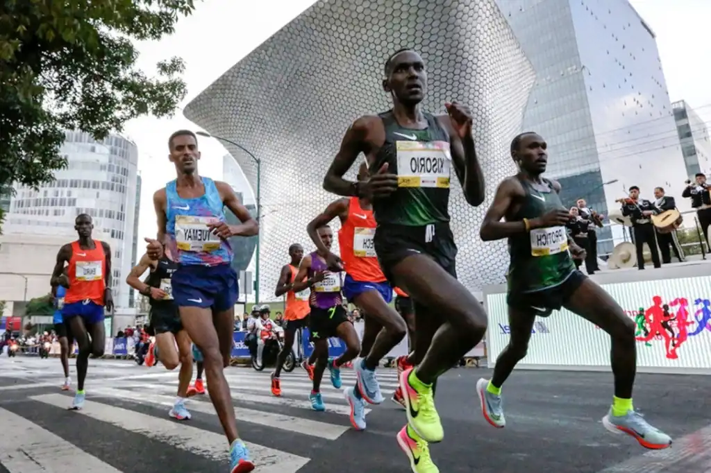 Paratleta denuncia baches y discriminación en el Maratón de la Ciudad de México