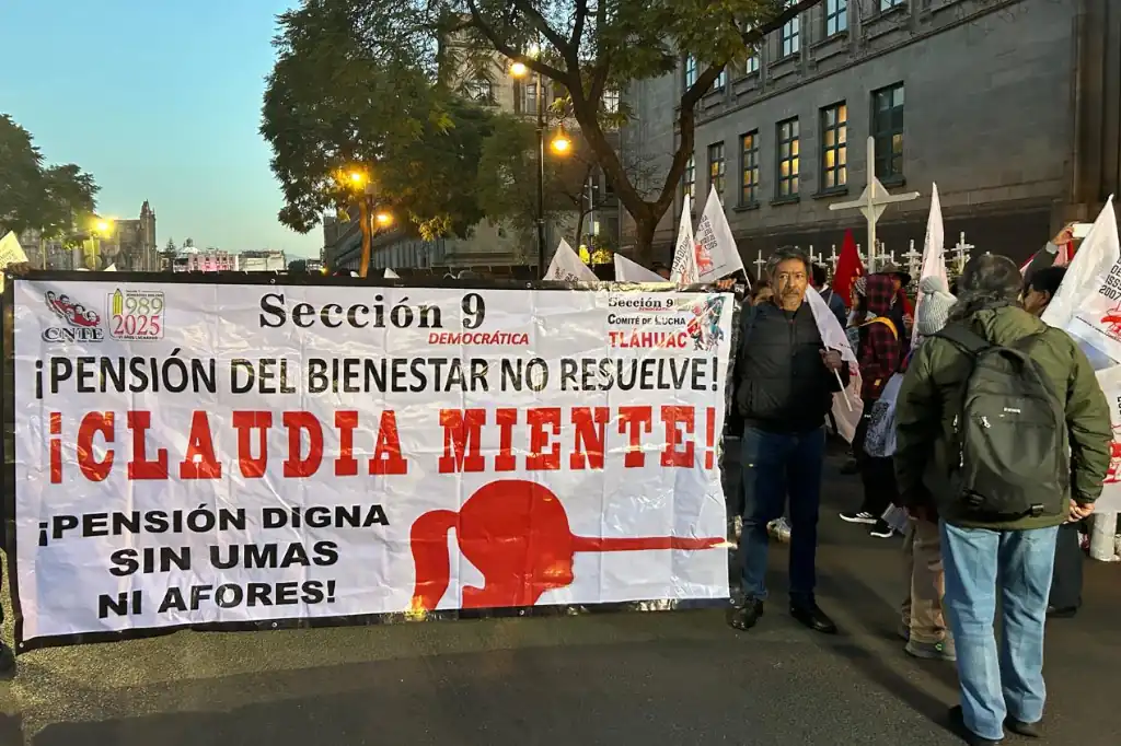 La CNTE instala plantón en la Cámara de Diputados y advierte con huelga nacional