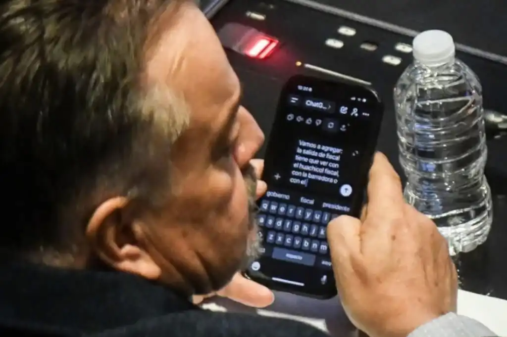 Senador del PAN desata polémica al usar ChatGPT para redactar discurso sobre renuncia de Gertz Manero