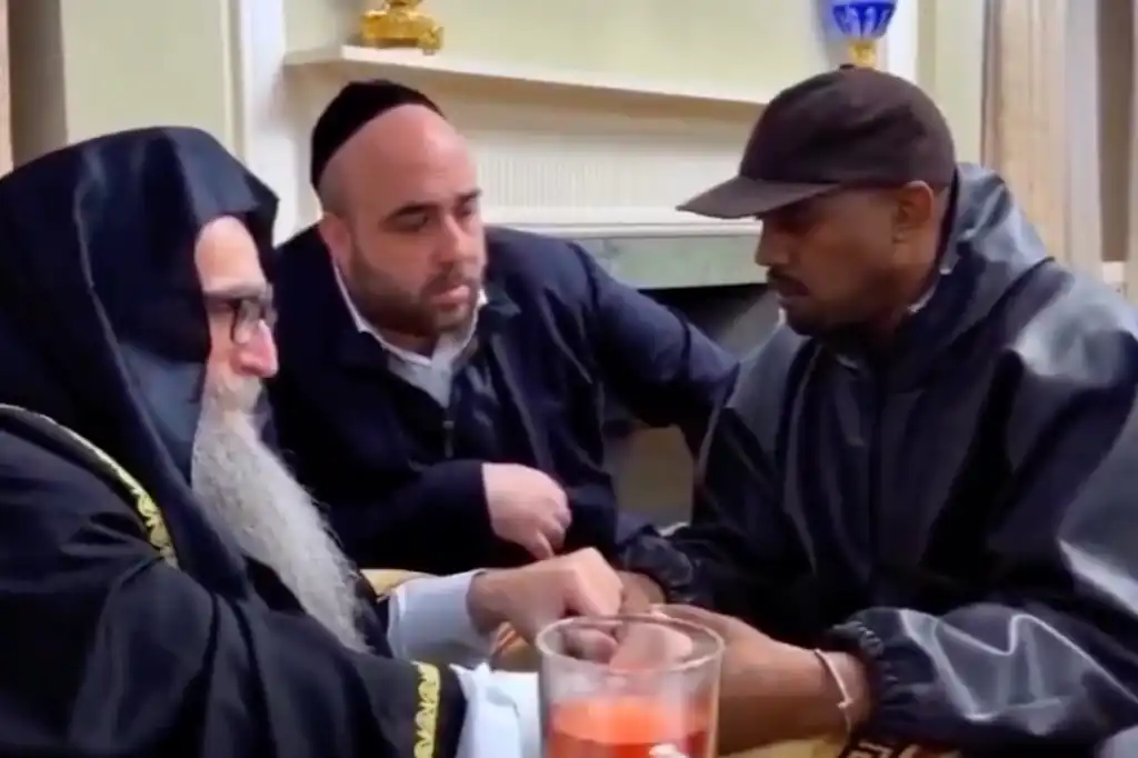 Kanye West se disculpa públicamente por comentarios antisemitas junto al rabino Yoshiyahu Yosef