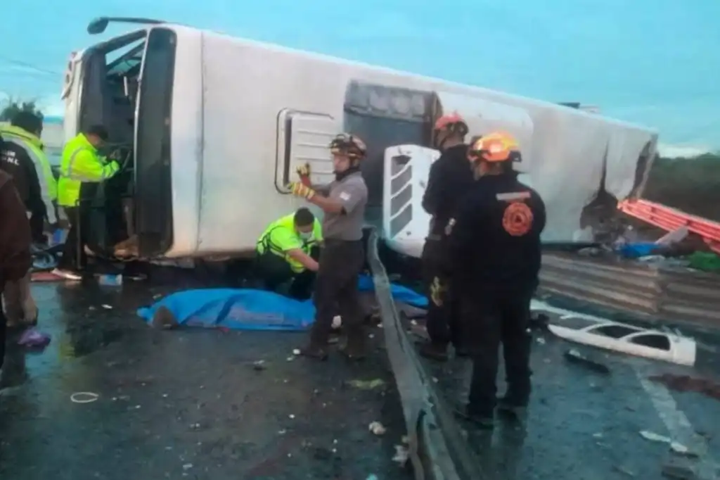 Tragedia en Apodaca: Volcadura de camión de pasajeros deja ocho muertos y 16 heridos