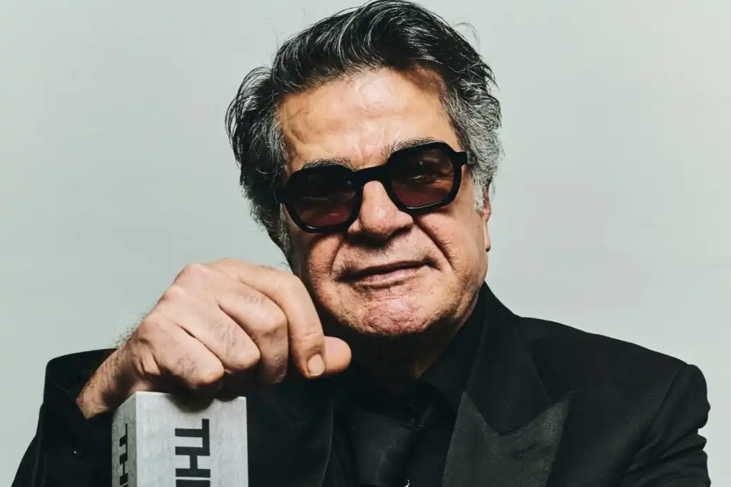 Irán condena en ausencia al cineasta Jafar Panahi a un año de prisión