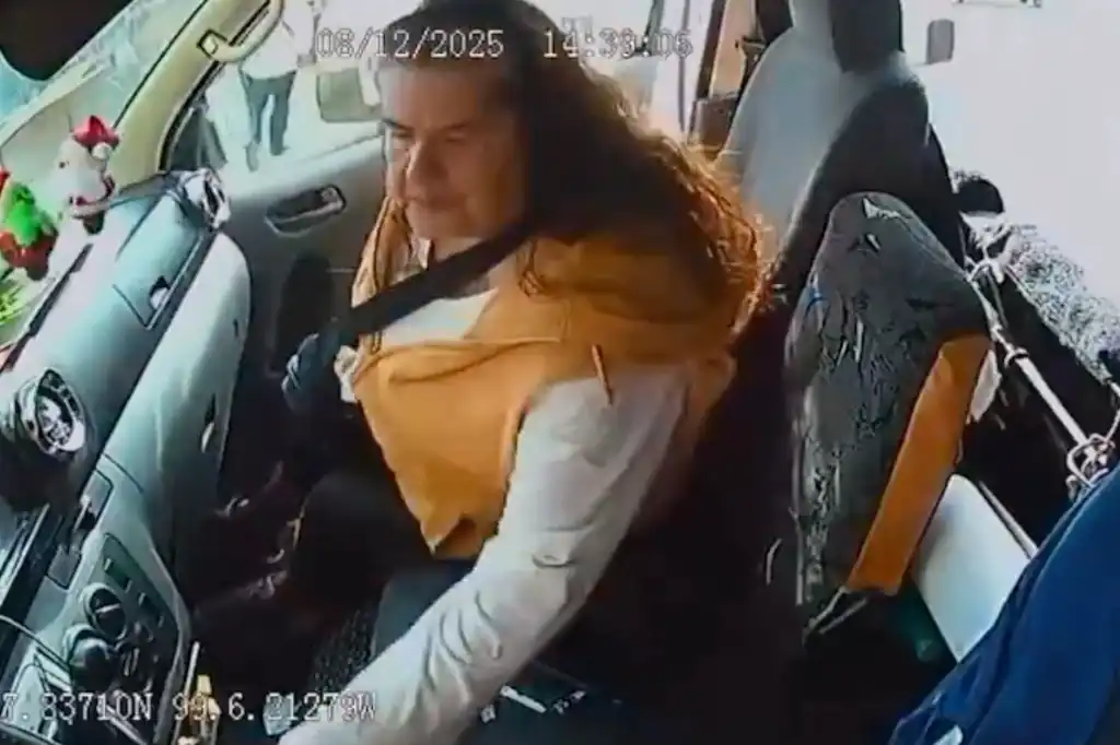 Mujer roba dinero del pasaje a chofer de combi en Zumpango; cámaras captan el momento