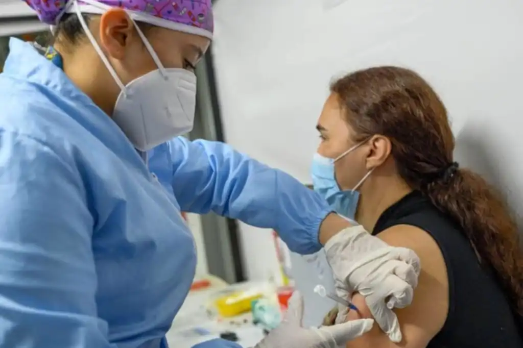 Secretaría de Salud llama a vacunarse ante alerta internacional por aumento de influenza H3N2