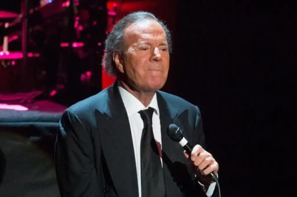 Julio Iglesias niega acusaciones de abusos y trata de personas