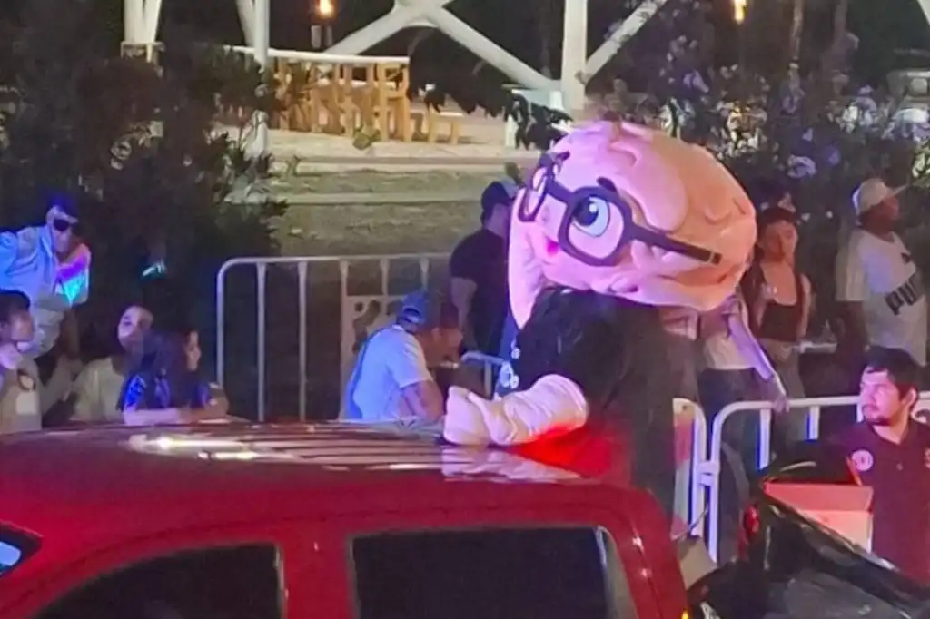 Detienen a hombre por utilizar una botarga de “Seso Loco” en Carnaval de Ciudad del Carmen