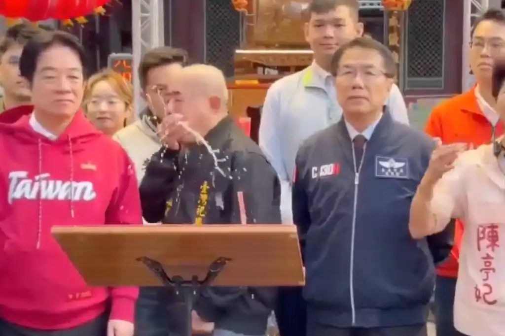 VIDEO: Líder religioso vomita sobre el presidente de Taiwán