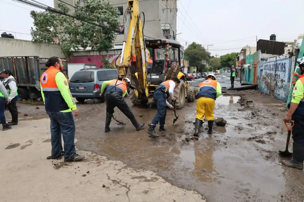 Mega fuga en Culhuacán inunda avenida Tláhuac y amenaza abasto de agua en la alcaldía