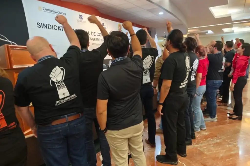 Controladores aéreos amenazan con huelga previo al Mundial