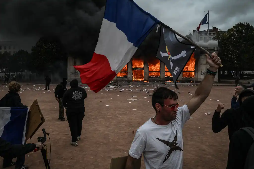Macron promete mano firme tras disturbios y saqueos en Francia